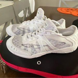 Nfinity Vengeance Cheer Shoes with Carrying Case Youth Size 2